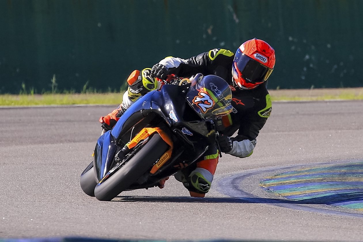 Rafael Yashiki Capua pilotando a moto número 72 em uma curva de autódromo